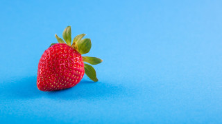 Strawberry greenleaf bluebackground shadow minimalist - whole free wallpaper