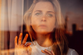 Woman hand gesture city reflection - a hand gesture free wallpaper