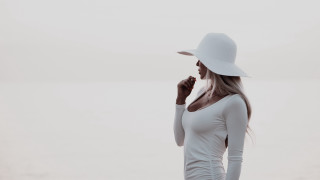 Woman hat water phone fashion 2 - her cell phone free wallpaper