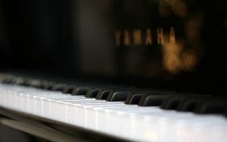 Piano closeup blurry background yamaha - edward george handel lucas free wallpaper for desktop