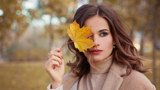 Eszter mattioni surprised woman leaf - aestheticism free wallpaper