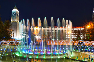 Fountain lights clock tower night - a fountain free wallpaper for desktop