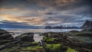Rocky shore mountains misty sky - rich moody colour free wallpaper