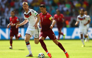 Soccer players crowd blurry bokeh - official medium free wallpaper