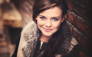 Woman smiling fur collar brick - a fur collar free wallpaper