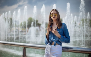 Woman sunglasses fountain blue shirt - sunglass free wallpaper for desktop
