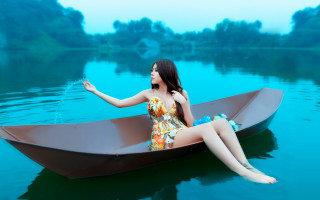 Woman yellow dress sitting boat - a yellow dress free wallpaper