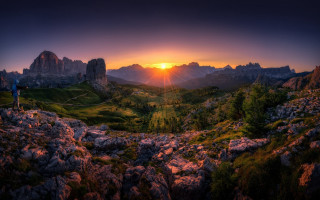 Mountain top sunset forest horizon - the sun setting behind them free wallpaper for desktop
