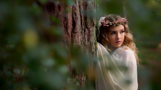 Woman white dress flower crown - a flower crown free wallpaper