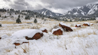 Snowy field mountain foreground bare - a snowy field free wallpaper