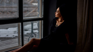 Woman sitting window sill snow - a window sill free wallpaper