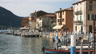 River bridge cityscape mountains buildings - a row of buildings free wallpaper
