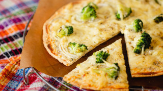Pizza broccoli wooden board autumn - a wooden board free wallpaper