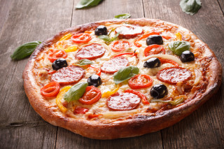 Pizza pepperoni olives peppers wooden - olive free wallpaper