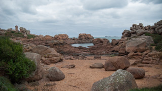 Rocky beach pool rocks grass - rock and grass free wallpaper