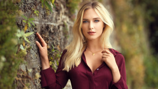 Woman leaning tree red shirt - a woman leaning against a tree free wallpaper