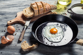 Fryingpan egg bread cuttingboard knife - a cutting board free wallpaper
