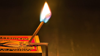 Matchstick lit dark match box - art spiegelman free wallpaper