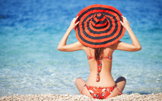Beachwoman horizon summer bikini planet - a woman in a bikini and hat free wallpaper
