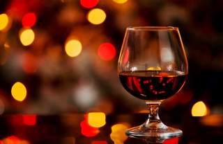 Wine glass table blurry lights - free valentines wallpaper