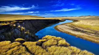 River hillside dryfield blue sky - a dry grass free wallpaper