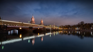 Berlin secession bridge train cityscape - a train free wallpaper for desktop