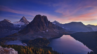 Mountain lake sunset starry sky - a lake in the foreground and a mountain range in the background free wallpaper