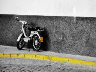 Scooter wall curb yellow lines - a scooter free wallpaper