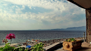 Water boat flower mountain sky - a flower pot free wallpaper