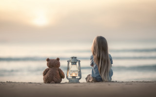 Little girl beach teddy lantern - the beach next free wallpaper