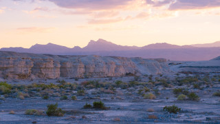 Desert mountain range pink sky 4 - a mountain range in the background free wallpaper