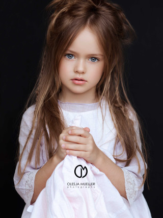 Little girl white dress black - little free wallpaper for mobile