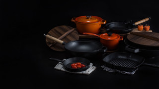 Pots pans stilllife black background - product photo free wallpaper for desktop