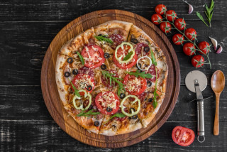 Pizza tomatoes olives onions wooden - a wooden plate free wallpaper