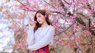 Woman plaid skirt flowers phone - fei danxu free wallpaper