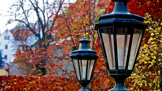 Street lights autumn leaves architecture - the background and a building in the background free wallpaper