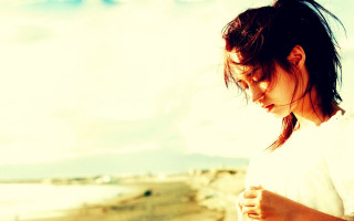 Woman beach cellphone clouds sunset - chen yifei free wallpaper