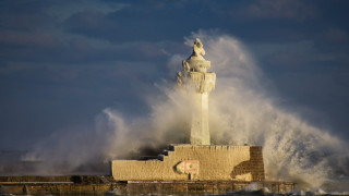 Lighthouse wave ocean statue stormy - in the ocean free wallpaper
