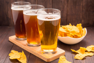 Three glasses beer chips wooden - aquirax uno free wallpaper