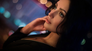 Blue eyes black top portrait - the background and a blurry background free wallpaper