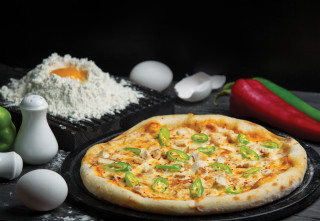 Pizza pan eggs peppers shaker - a pizza free wallpaper