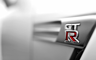 Car emblem closeup r handle - photorealism free wallpaper for desktop
