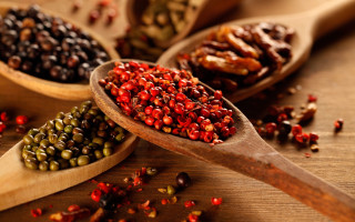 Wooden spoon seeds beans christmas - a wooden spoon free wallpaper for desktop