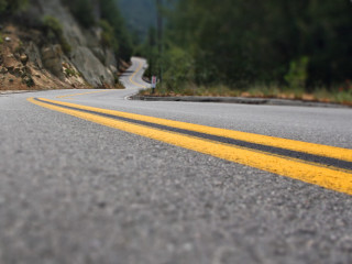 American mountain road tiltshift blurry - a yellow line free wallpaper
