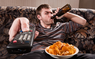 Man sitting couch beer chips - a beer free wallpaper