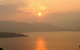 Sunset lake mountain bird horizon - a sunset over a lake free wallpaper for desktop