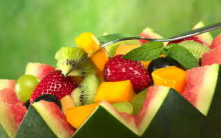 Fruit salad fork green background - a fork free wallpaper