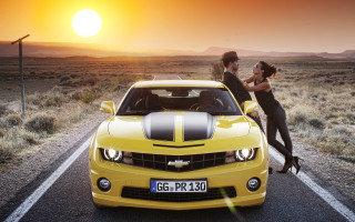 Couple kissing yellowcar sunset beach - the hood of the car free wallpaper for desktop