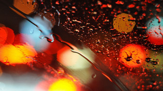 Rain covered window traffic lights - a close up of a rain free wallpaper for desktop