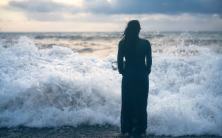Woman wave beach coast horizon - a large wave free wallpaper